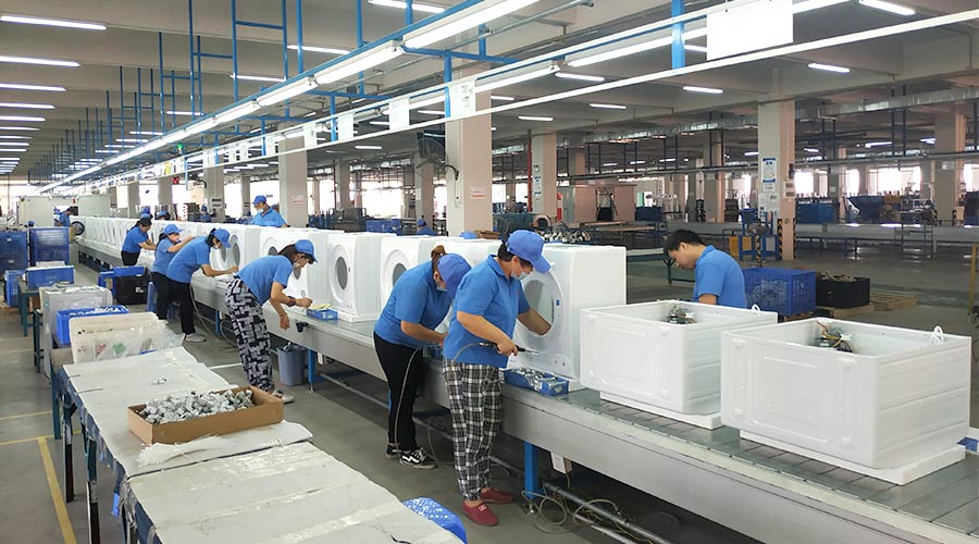 高效率！員工們忙碌地開展巴西客戶的衣物烘干機(jī)生產(chǎn)工作