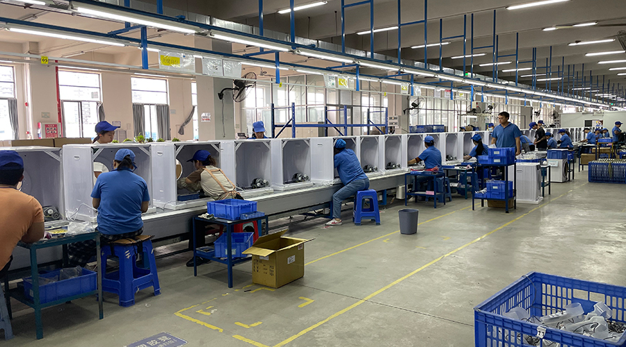 四月訂單高峰，車間繁忙景象