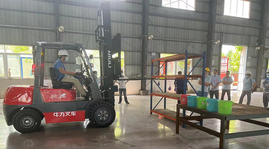 比技能 展風(fēng)采！金環(huán)電器參與鶴城鎮(zhèn)第二屆企業(yè)職工叉車技能競賽
